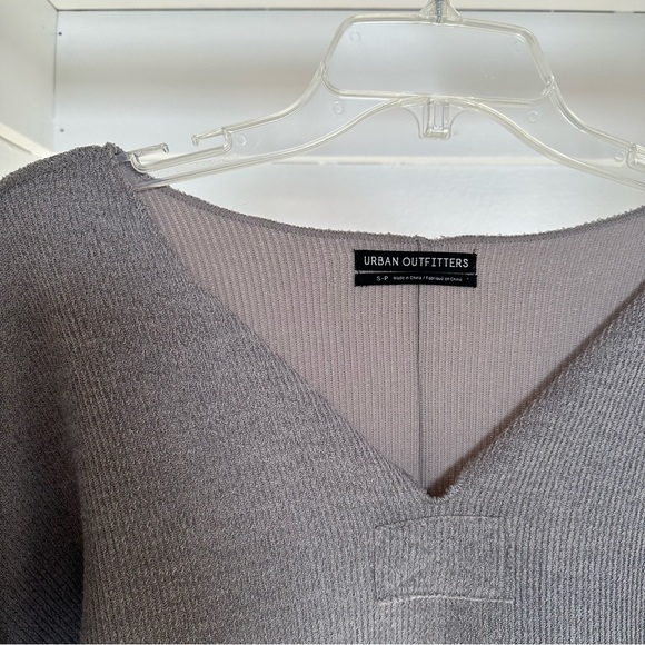 UO small grey sweater material long sleeve wide arms - Picture 2 of 4
